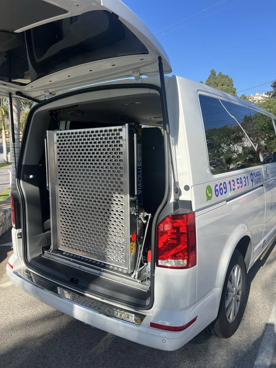 Rampa trasera para silla de ruedas en el maletero del taxi