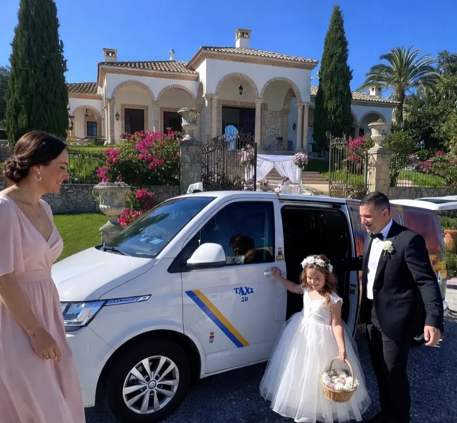 Taxi en una finca de celebraciones con una niña vestida de comunión